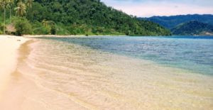 5 Rekomendasi Pantai Tersembunyi di Indonesia yang Membuatmu Terpesona