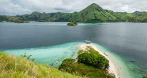 Pesona Pulau Komodo Wisata yang Memikat Hati dengan Keindahan Alam, Keunikan Biota, dan Kekayaan Budaya